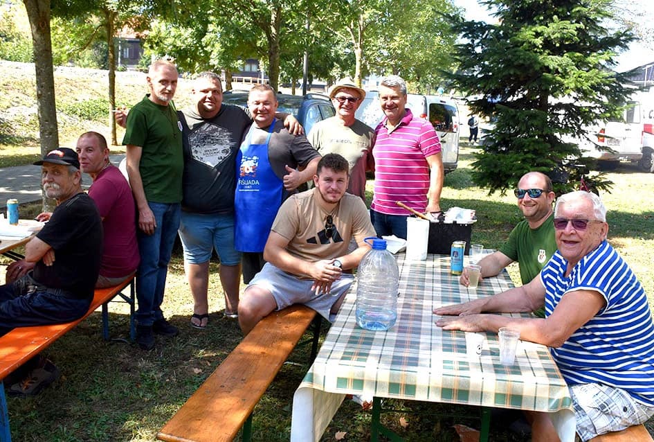 28. FIŠIJADA U POŽEGI: Čak 53 majstora iz četiri županije u parku kraj Orljave kuhala fiš paprikaš