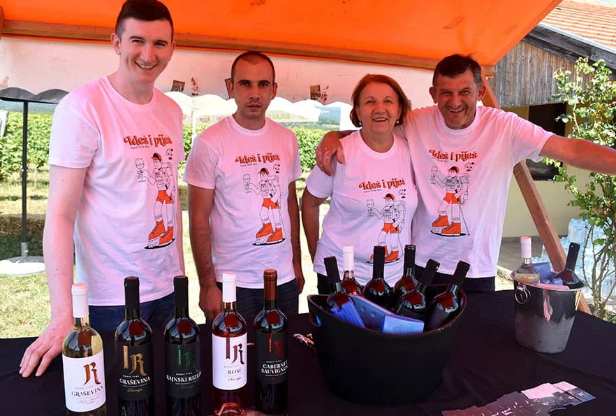 [FOTOGALERIJA] Uz jelo i piće kaptolačkim vinogradima prošlo više od četiri stotine sudionika