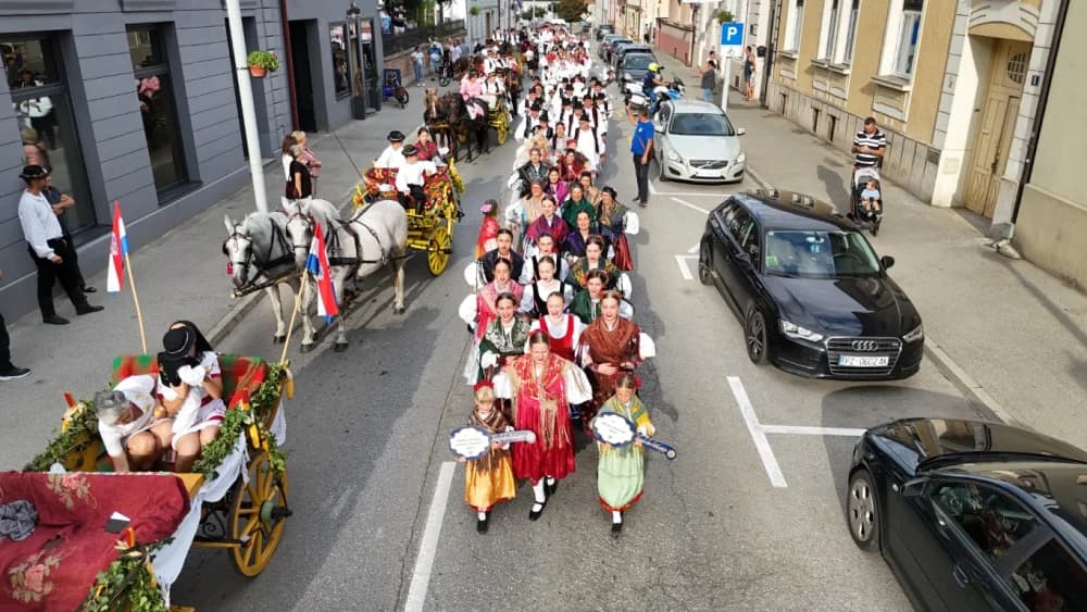 Festivalska povorka uljepšala ulice grada Požege i osvojila srca brojne publike