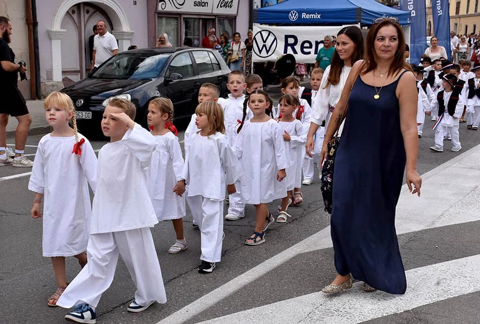 Festivalska povorka uljepšala ulice grada Požege i osvojila srca brojne publike