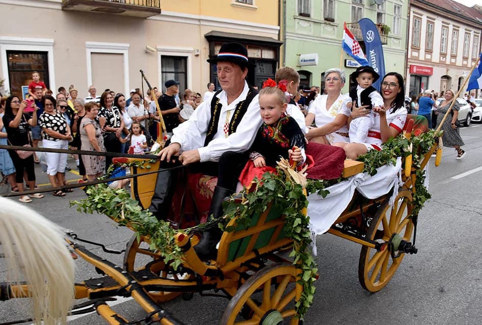 Festivalska povorka uljepšala ulice grada Požege i osvojila srca brojne publike