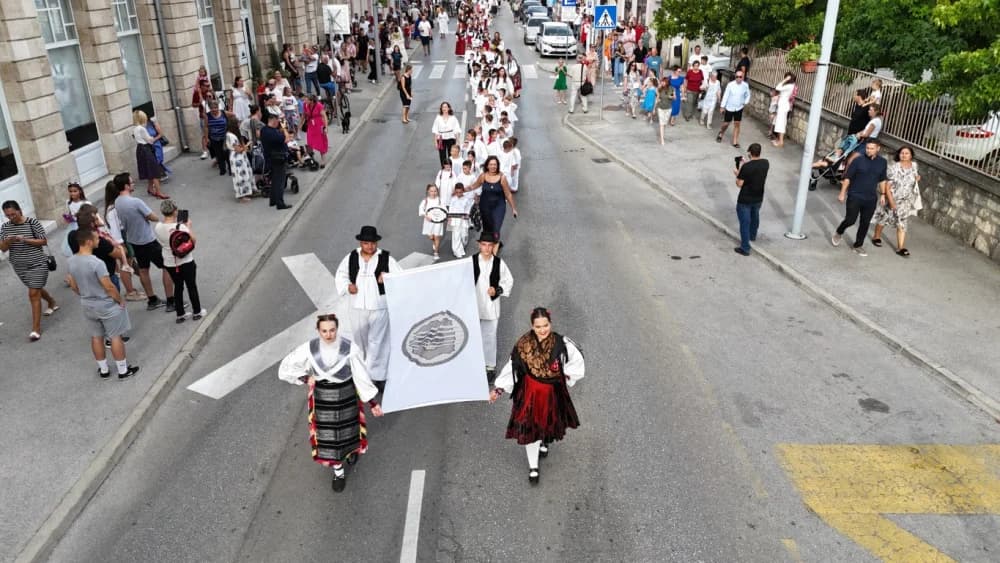 Festivalska povorka uljepšala ulice grada Požege i osvojila srca brojne publike