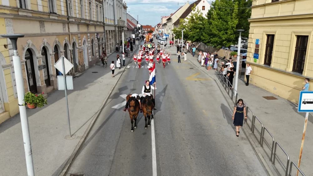 Festivalska povorka uljepšala ulice grada Požege i osvojila srca brojne publike