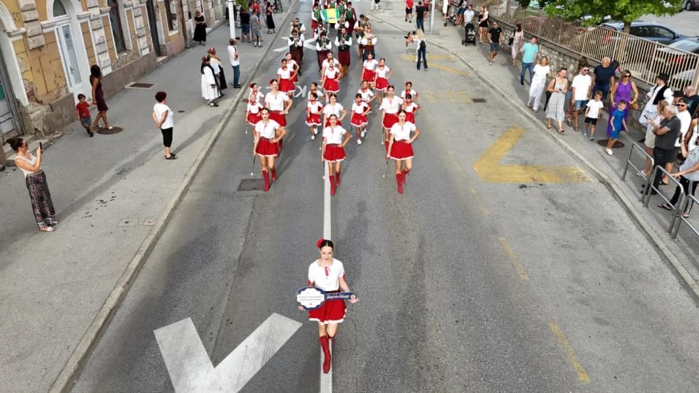 Festivalska povorka uljepšala ulice grada Požege i osvojila srca brojne publike