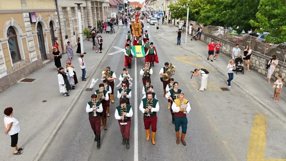 Festivalska povorka uljepšala ulice grada Požege i osvojila srca brojne publike