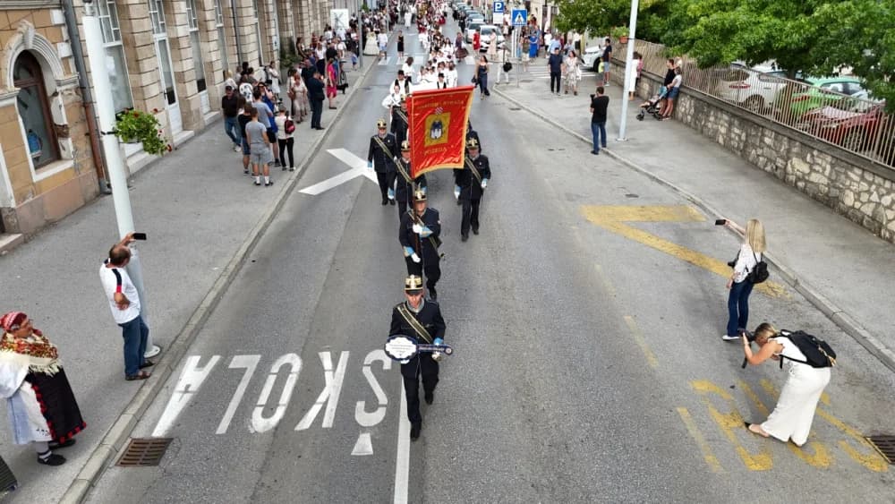 Festivalska povorka uljepšala ulice grada Požege i osvojila srca brojne publike