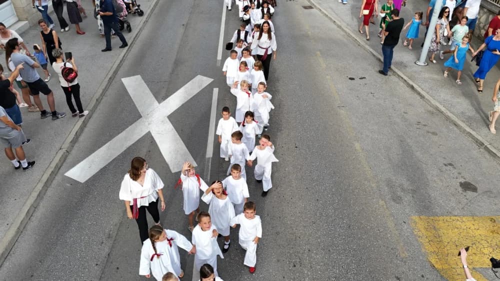 Festivalska povorka uljepšala ulice grada Požege i osvojila srca brojne publike