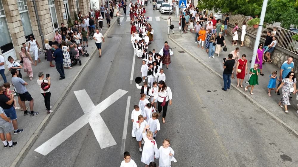 Festivalska povorka uljepšala ulice grada Požege i osvojila srca brojne publike
