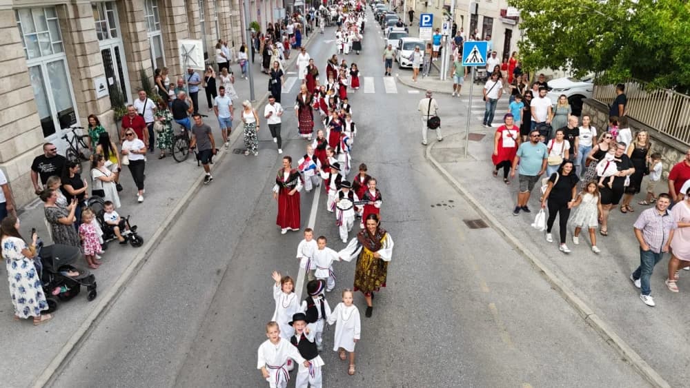 Festivalska povorka uljepšala ulice grada Požege i osvojila srca brojne publike