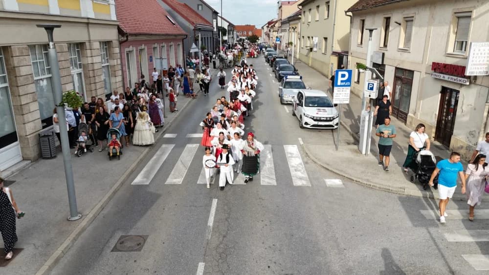 Festivalska povorka uljepšala ulice grada Požege i osvojila srca brojne publike