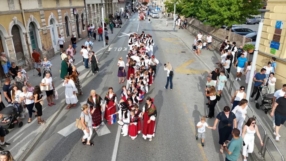 Festivalska povorka uljepšala ulice grada Požege i osvojila srca brojne publike