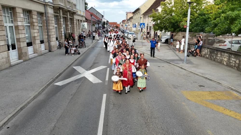 Festivalska povorka uljepšala ulice grada Požege i osvojila srca brojne publike