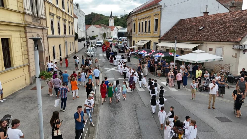 Festivalska povorka uljepšala ulice grada Požege i osvojila srca brojne publike