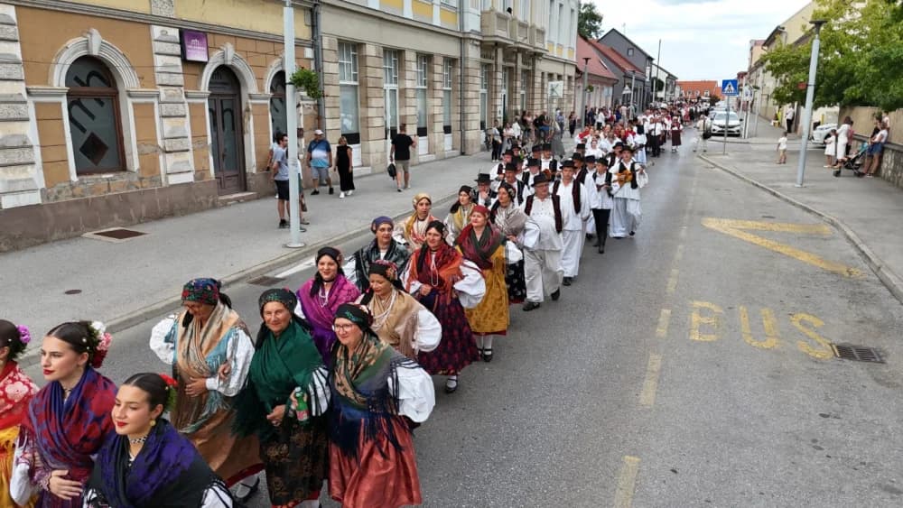 Festivalska povorka uljepšala ulice grada Požege i osvojila srca brojne publike