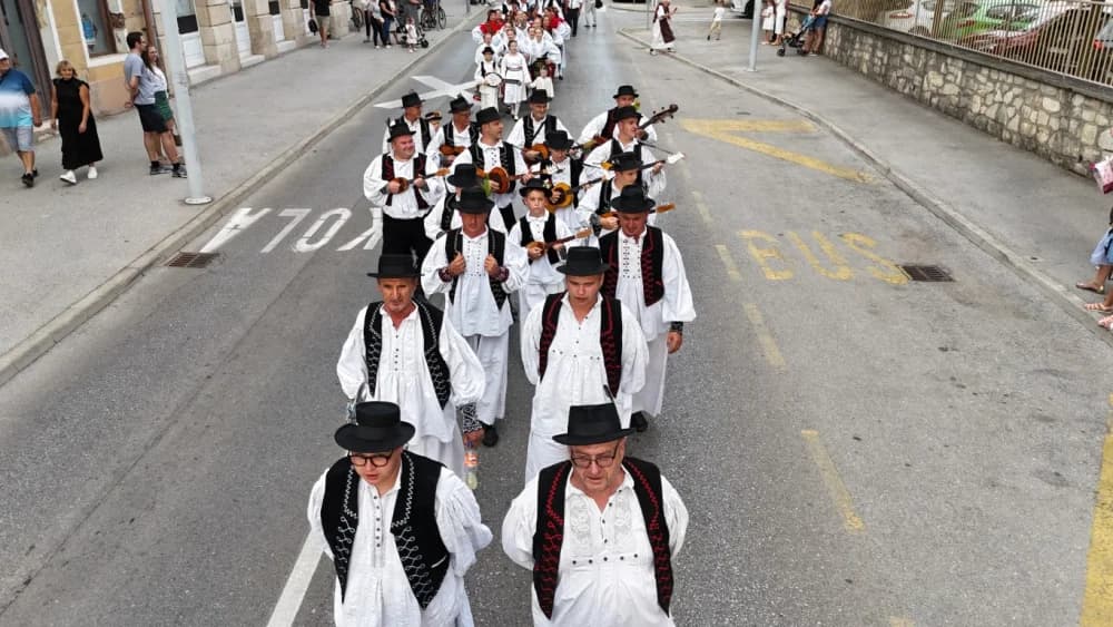 Festivalska povorka uljepšala ulice grada Požege i osvojila srca brojne publike