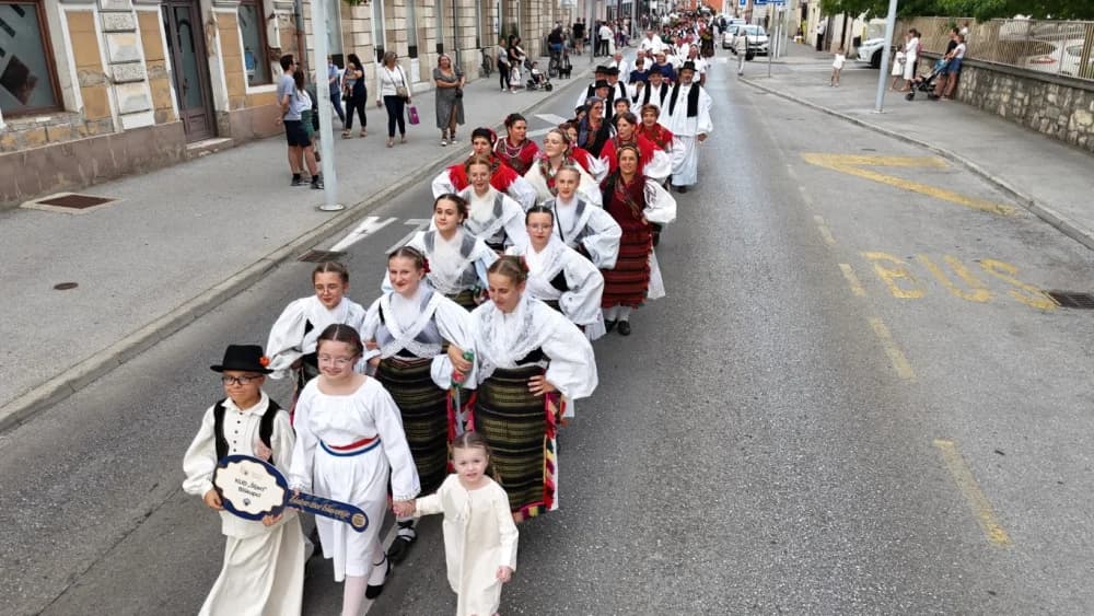 Festivalska povorka uljepšala ulice grada Požege i osvojila srca brojne publike