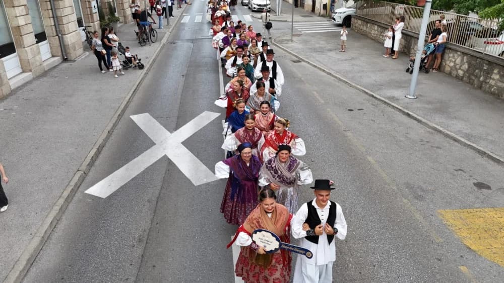 Festivalska povorka uljepšala ulice grada Požege i osvojila srca brojne publike