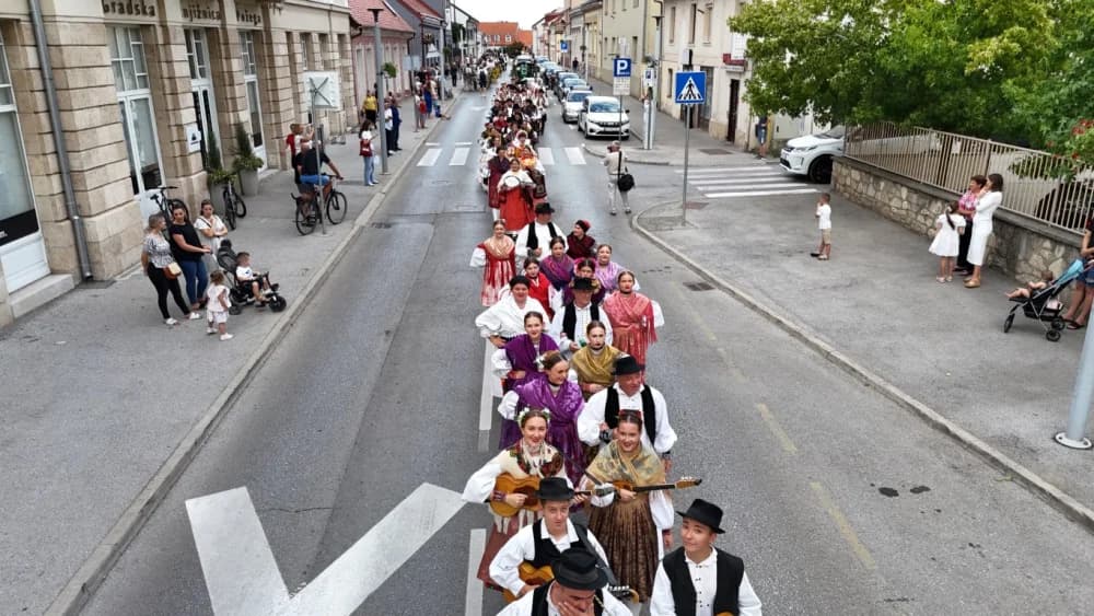 Festivalska povorka uljepšala ulice grada Požege i osvojila srca brojne publike