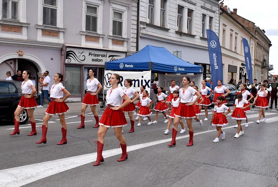 Festivalska povorka uljepšala ulice grada Požege i osvojila srca brojne publike
