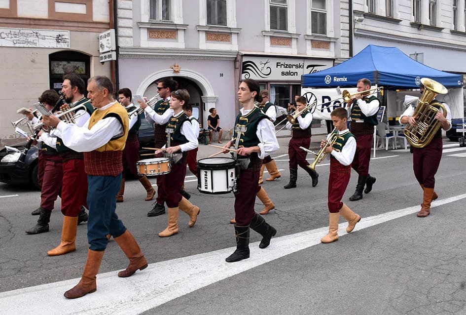Festivalska povorka uljepšala ulice grada Požege i osvojila srca brojne publike
