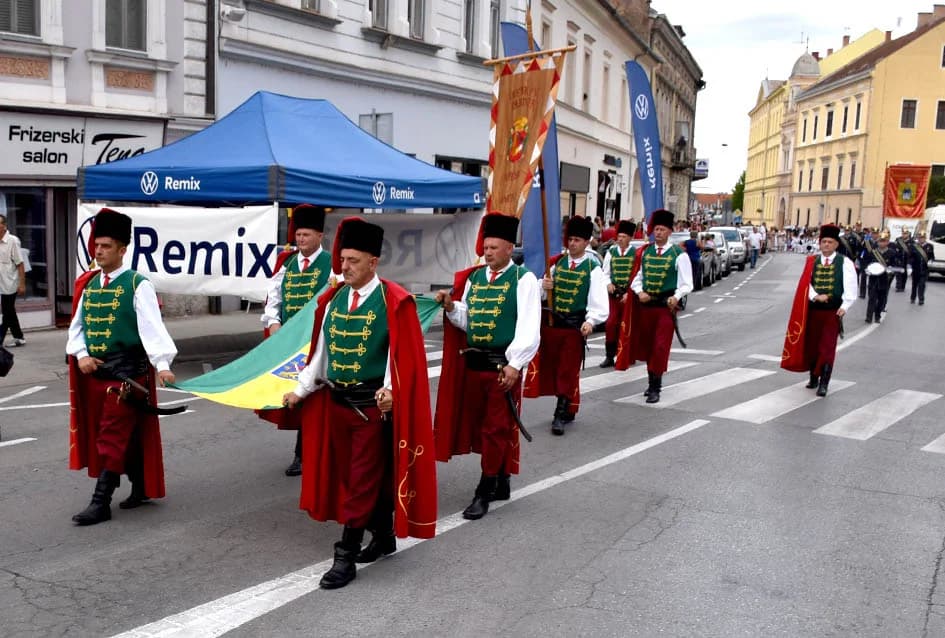 Festivalska povorka uljepšala ulice grada Požege i osvojila srca brojne publike