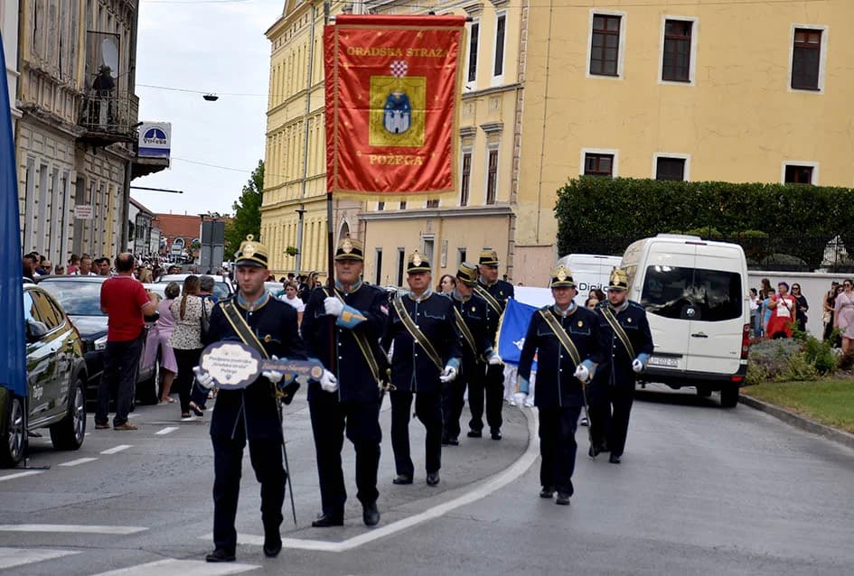 Festivalska povorka uljepšala ulice grada Požege i osvojila srca brojne publike