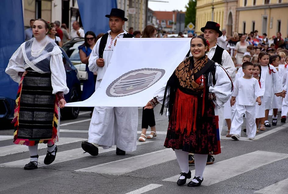 Festivalska povorka uljepšala ulice grada Požege i osvojila srca brojne publike