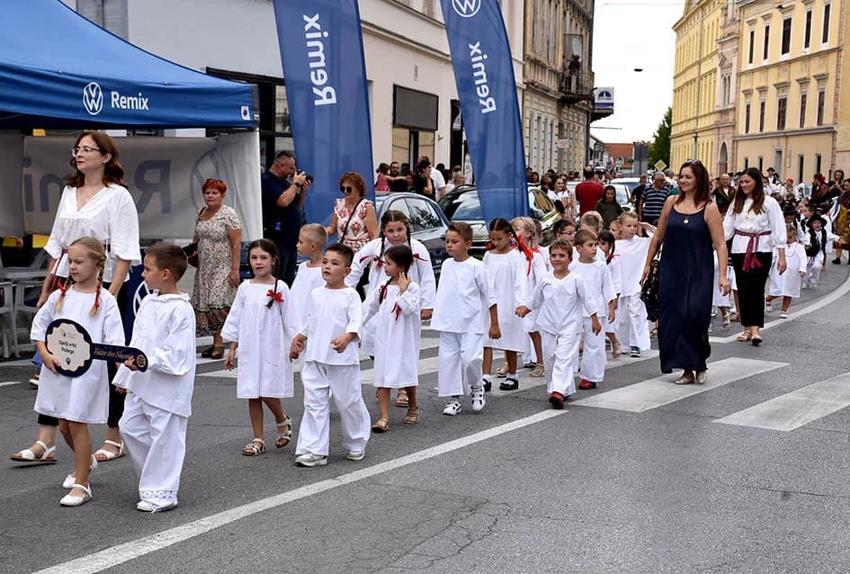 Festivalska povorka uljepšala ulice grada Požege i osvojila srca brojne publike