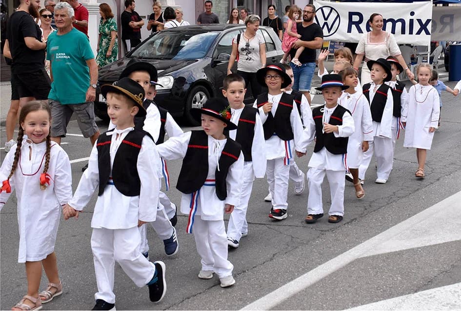 Festivalska povorka uljepšala ulice grada Požege i osvojila srca brojne publike