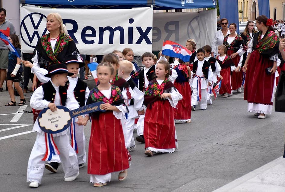 Festivalska povorka uljepšala ulice grada Požege i osvojila srca brojne publike