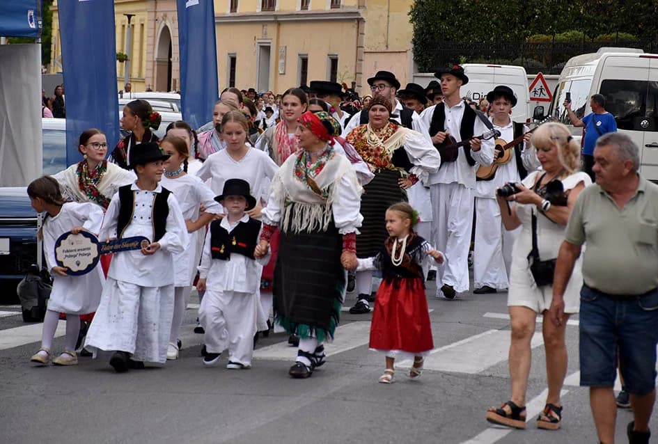 Festivalska povorka uljepšala ulice grada Požege i osvojila srca brojne publike