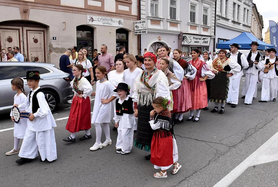 Festivalska povorka uljepšala ulice grada Požege i osvojila srca brojne publike