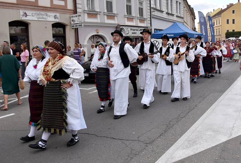 Festivalska povorka uljepšala ulice grada Požege i osvojila srca brojne publike
