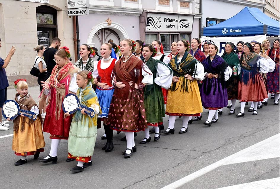 Festivalska povorka uljepšala ulice grada Požege i osvojila srca brojne publike