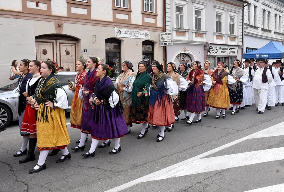 Festivalska povorka uljepšala ulice grada Požege i osvojila srca brojne publike