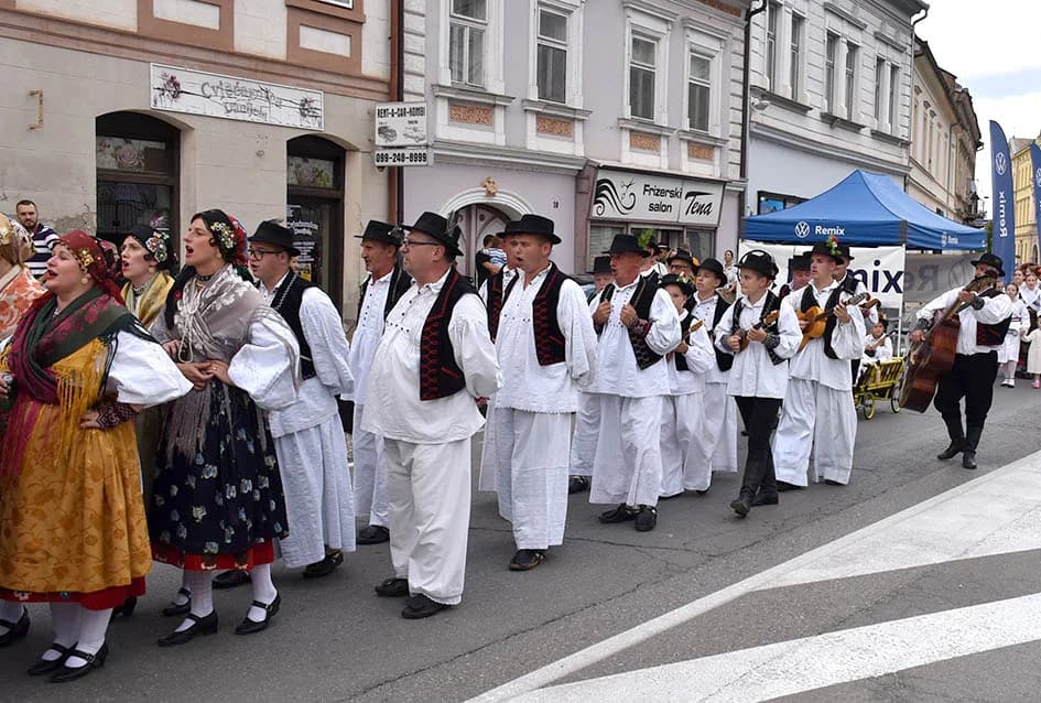 Festivalska povorka uljepšala ulice grada Požege i osvojila srca brojne publike