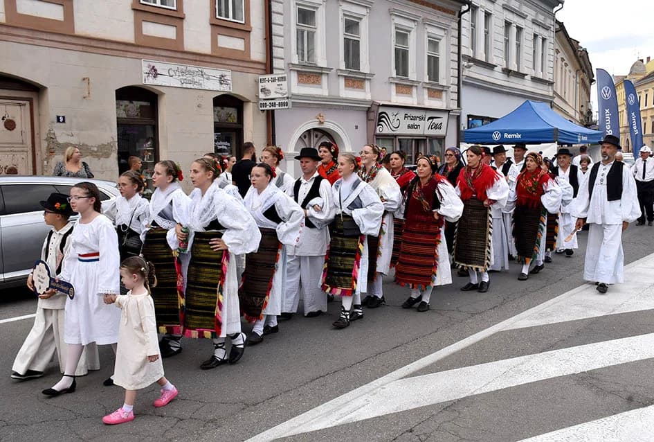 Festivalska povorka uljepšala ulice grada Požege i osvojila srca brojne publike