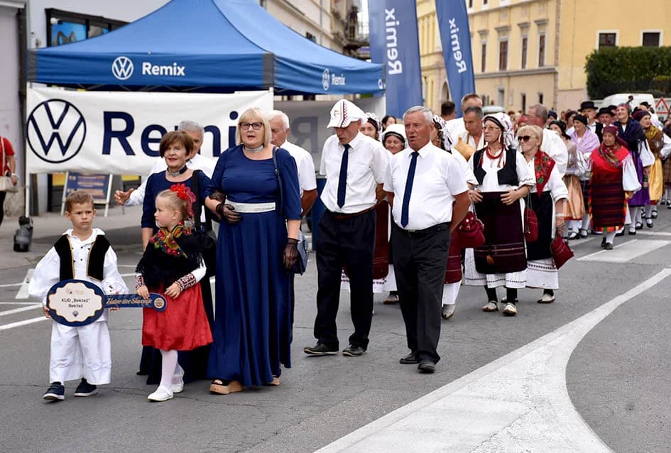 Festivalska povorka uljepšala ulice grada Požege i osvojila srca brojne publike