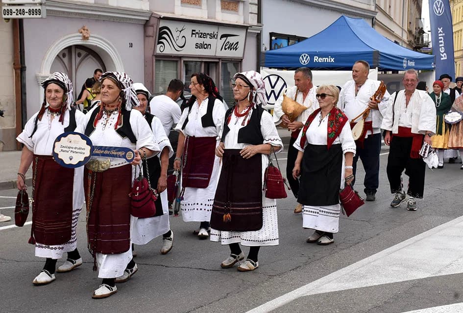 Festivalska povorka uljepšala ulice grada Požege i osvojila srca brojne publike