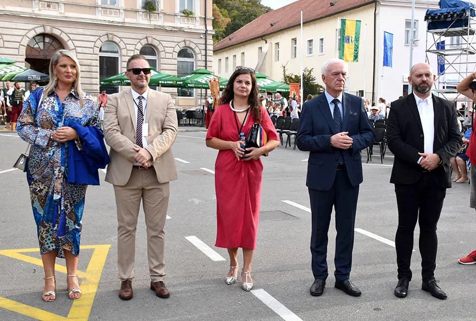 Festivalska povorka uljepšala ulice grada Požege i osvojila srca brojne publike