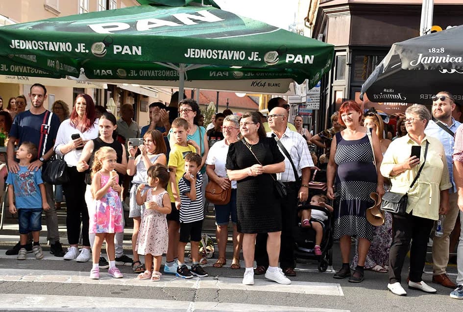 Festivalska povorka uljepšala ulice grada Požege i osvojila srca brojne publike