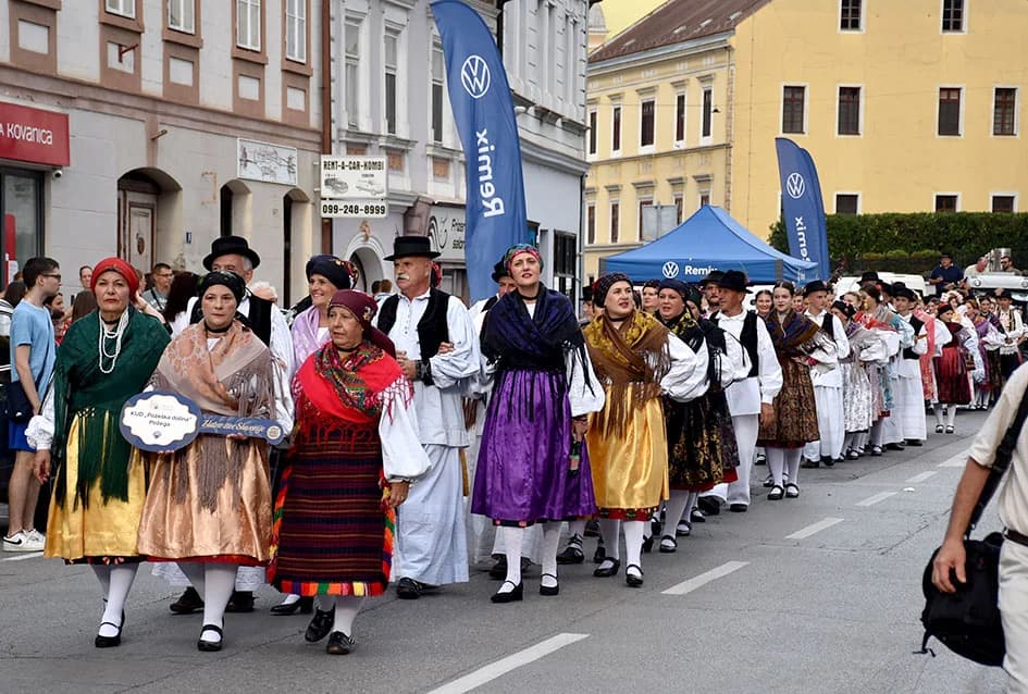 Festivalska povorka uljepšala ulice grada Požege i osvojila srca brojne publike
