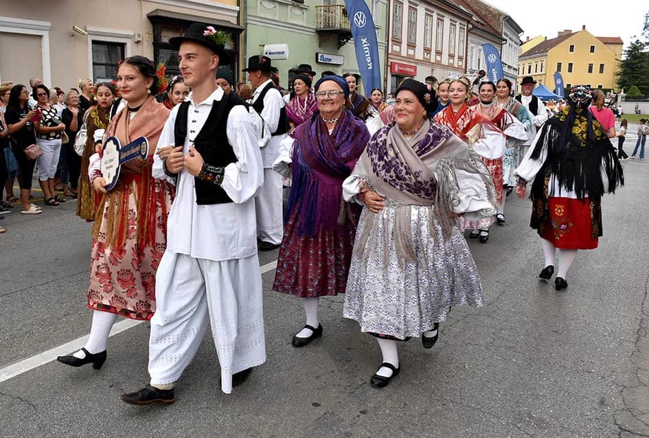 Festivalska povorka uljepšala ulice grada Požege i osvojila srca brojne publike