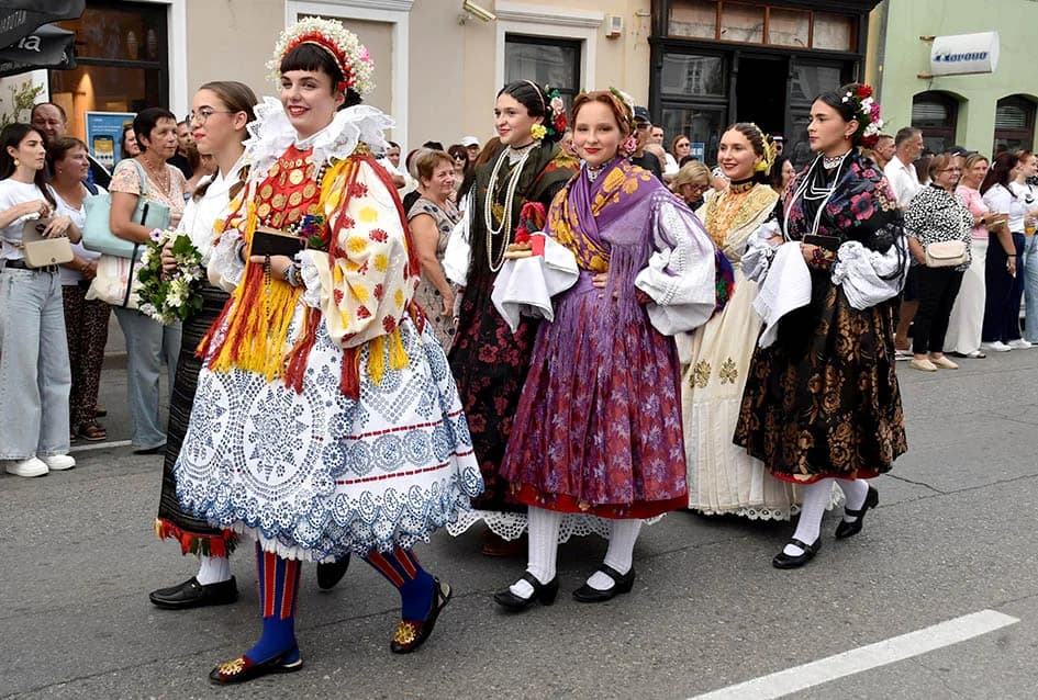 Festivalska povorka uljepšala ulice grada Požege i osvojila srca brojne publike