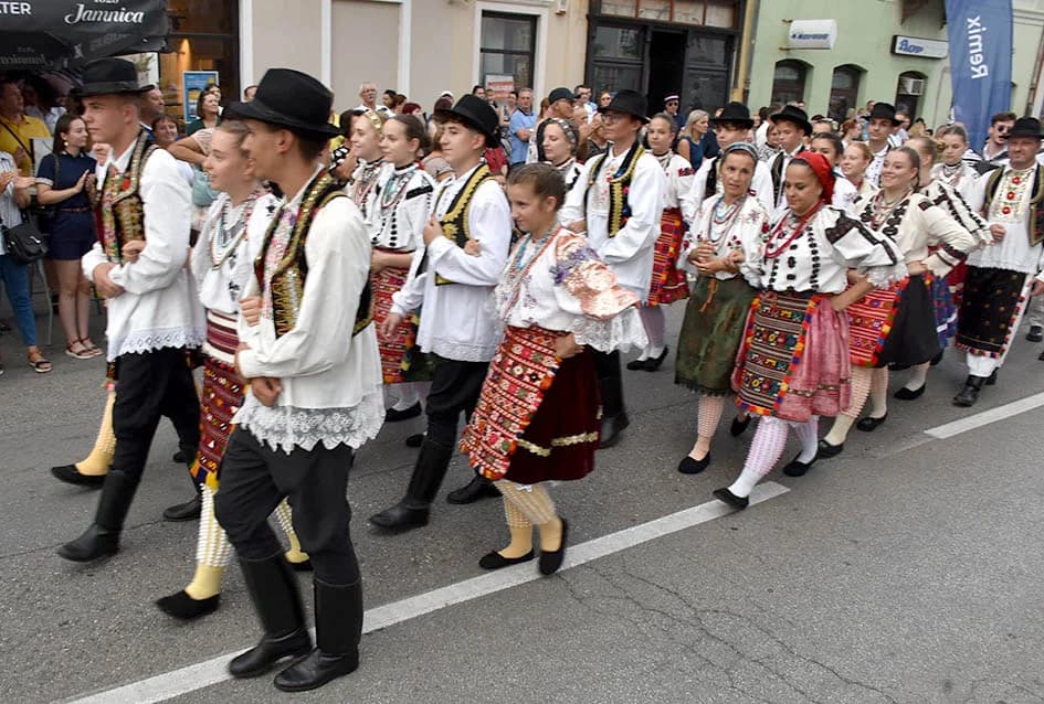 Festivalska povorka uljepšala ulice grada Požege i osvojila srca brojne publike