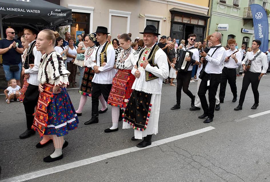 Festivalska povorka uljepšala ulice grada Požege i osvojila srca brojne publike