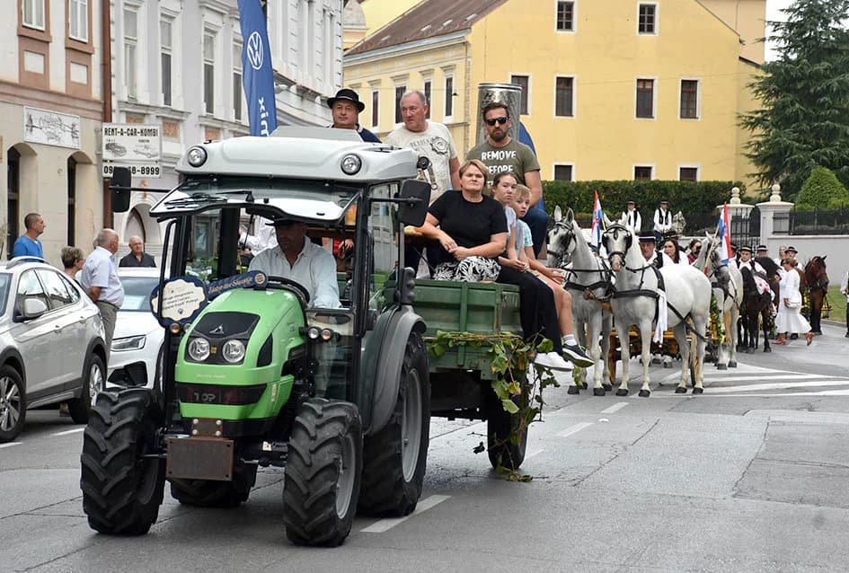Festivalska povorka uljepšala ulice grada Požege i osvojila srca brojne publike