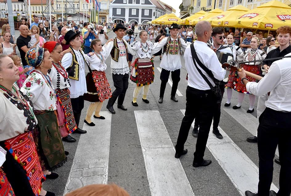 Festivalska povorka uljepšala ulice grada Požege i osvojila srca brojne publike