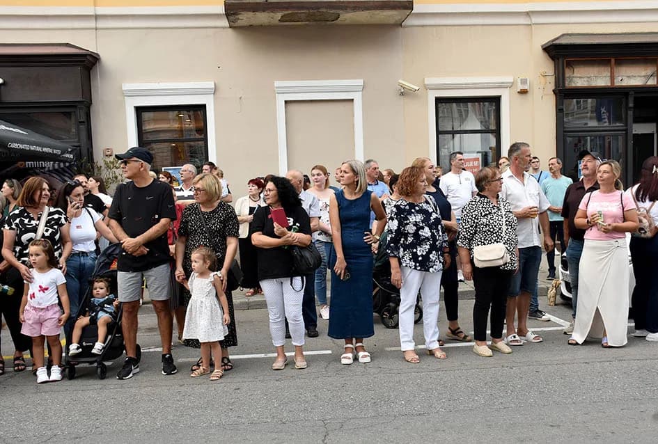 Festivalska povorka uljepšala ulice grada Požege i osvojila srca brojne publike