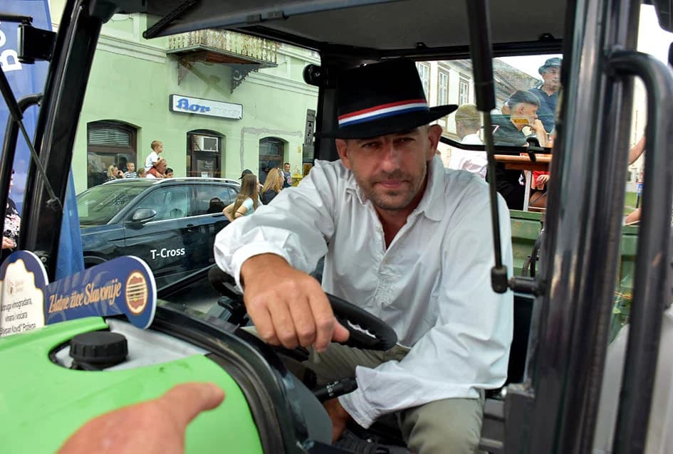 Festivalska povorka uljepšala ulice grada Požege i osvojila srca brojne publike